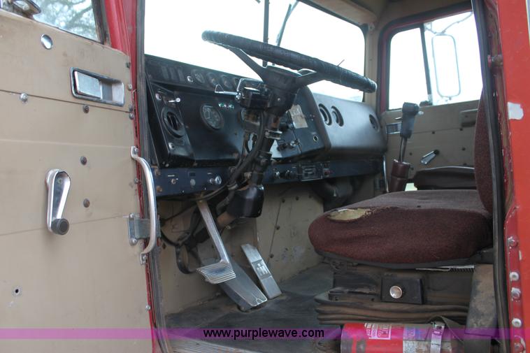 image for item H8833 1983 International Transtar 4300 semi truck