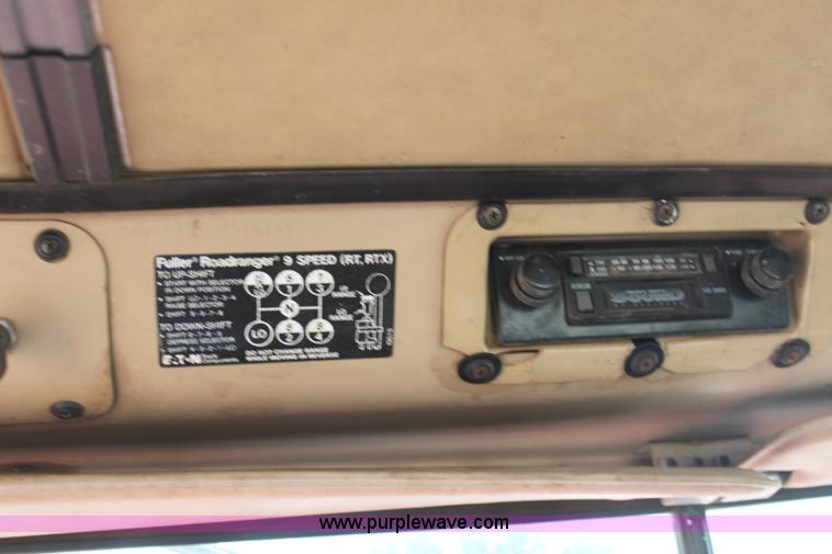 image for item H8833 1983 International Transtar 4300 semi truck