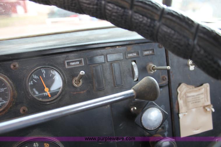 image for item H8833 1983 International Transtar 4300 semi truck