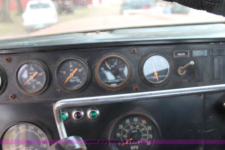 image for item H8833 1983 International Transtar 4300 semi truck