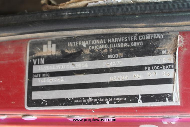 image for item H8833 1983 International Transtar 4300 semi truck