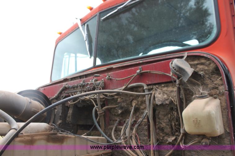 image for item H8833 1983 International Transtar 4300 semi truck