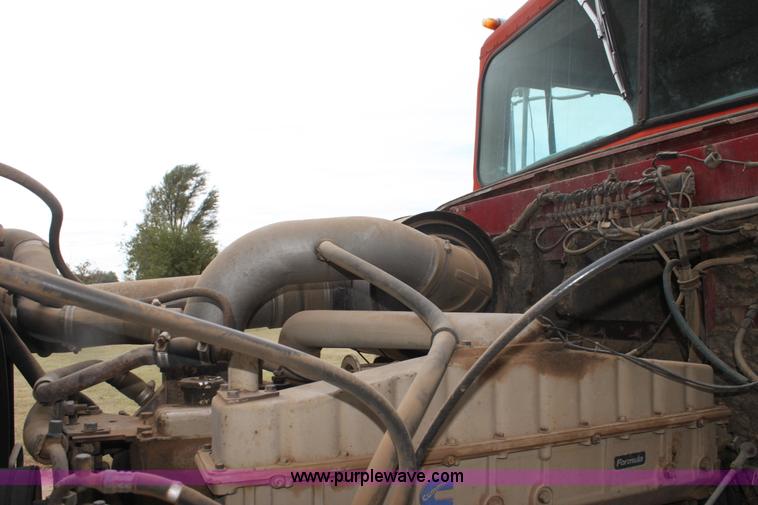 image for item H8833 1983 International Transtar 4300 semi truck