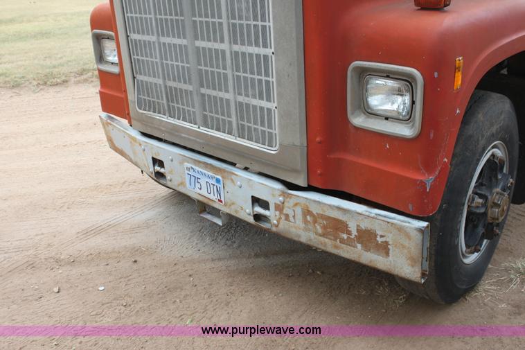 image for item H8833 1983 International Transtar 4300 semi truck