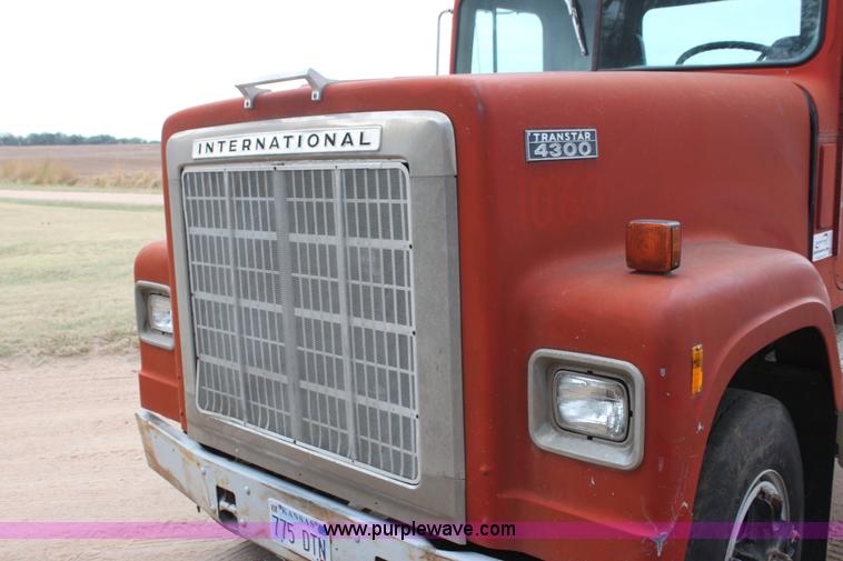 image for item H8833 1983 International Transtar 4300 semi truck