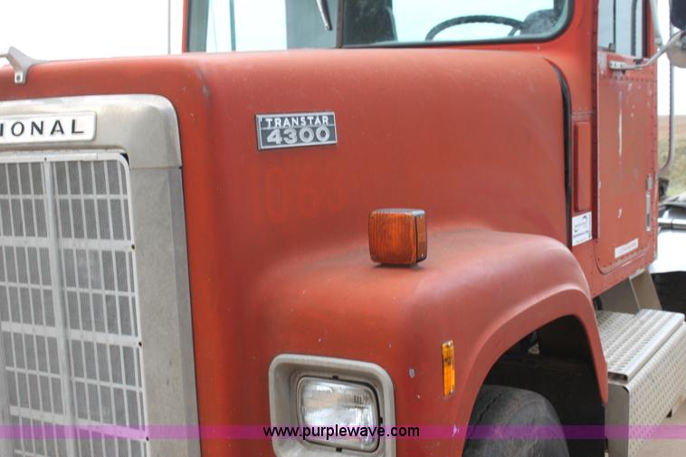 image for item H8833 1983 International Transtar 4300 semi truck