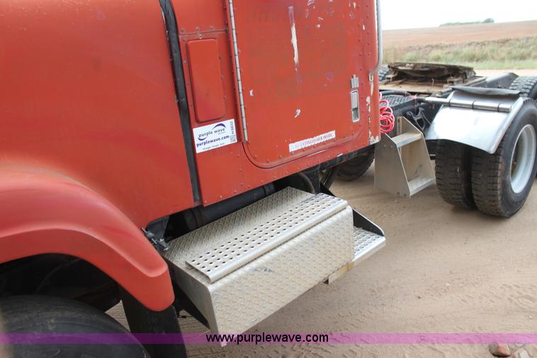image for item H8833 1983 International Transtar 4300 semi truck