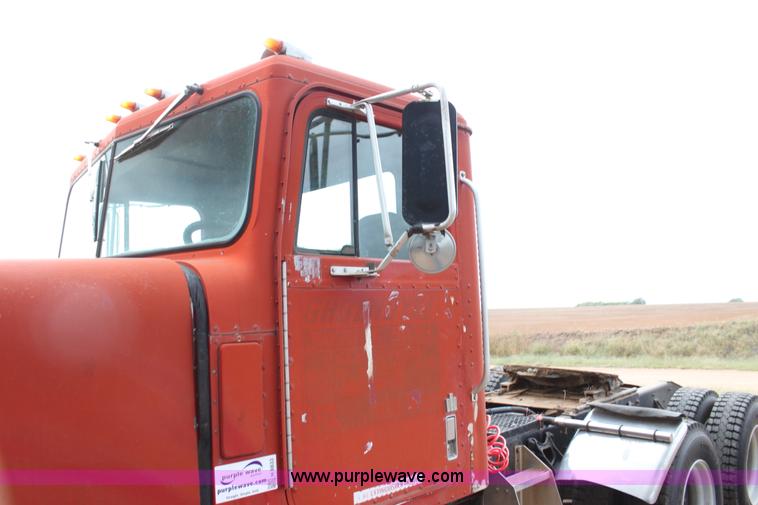 image for item H8833 1983 International Transtar 4300 semi truck