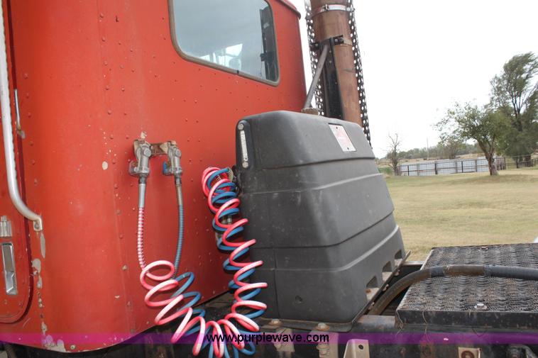 image for item H8833 1983 International Transtar 4300 semi truck