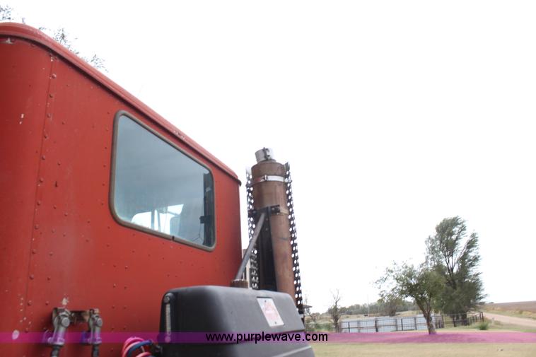 image for item H8833 1983 International Transtar 4300 semi truck