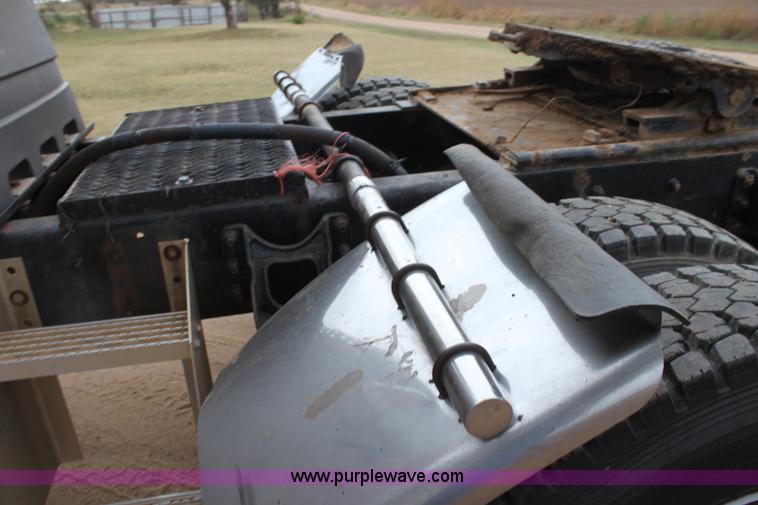 image for item H8833 1983 International Transtar 4300 semi truck