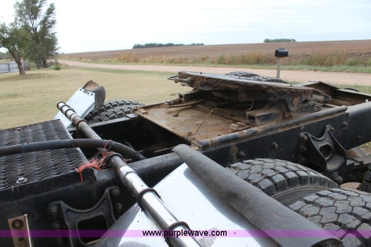 image for item H8833 1983 International Transtar 4300 semi truck