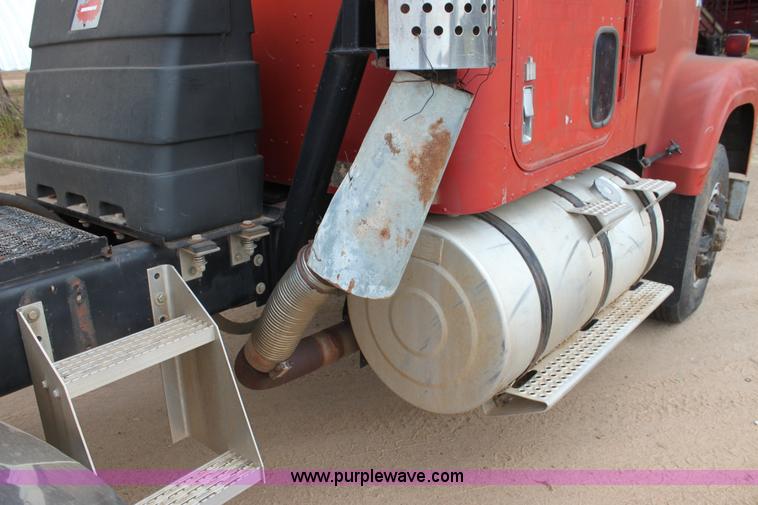 image for item H8833 1983 International Transtar 4300 semi truck