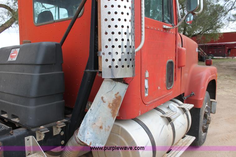 image for item H8833 1983 International Transtar 4300 semi truck