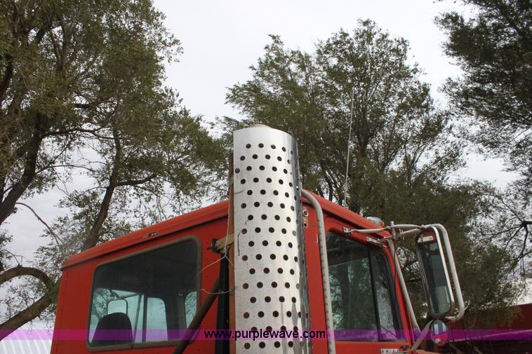 image for item H8833 1983 International Transtar 4300 semi truck