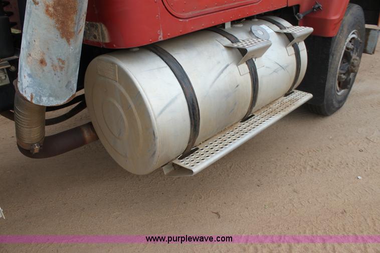 image for item H8833 1983 International Transtar 4300 semi truck