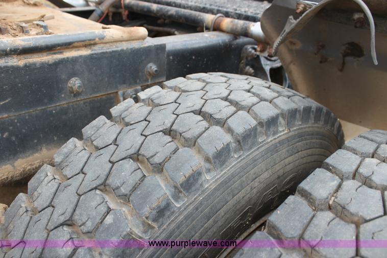 image for item H8833 1983 International Transtar 4300 semi truck