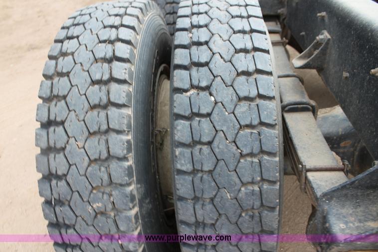 image for item H8833 1983 International Transtar 4300 semi truck