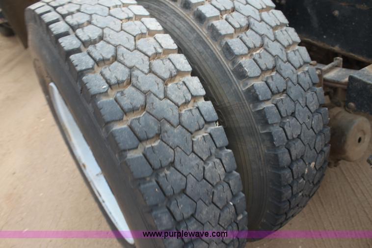 image for item H8833 1983 International Transtar 4300 semi truck