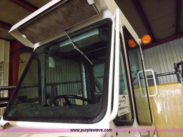 image for item H9056 Melroe 220 spray coupe