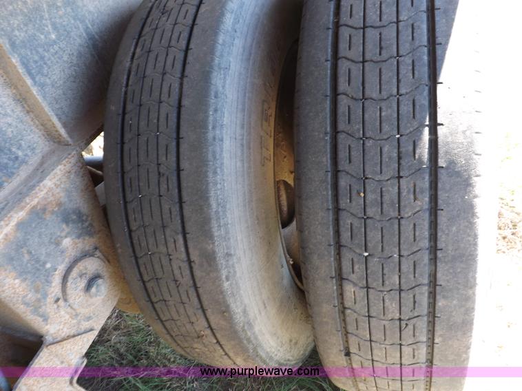 image for item H9086 2003 Transcraft TL2000F3 flatbed trailer