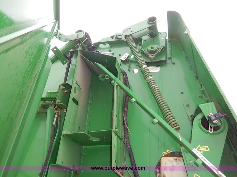 image for item I5390 2007 John Deere 568 round baler