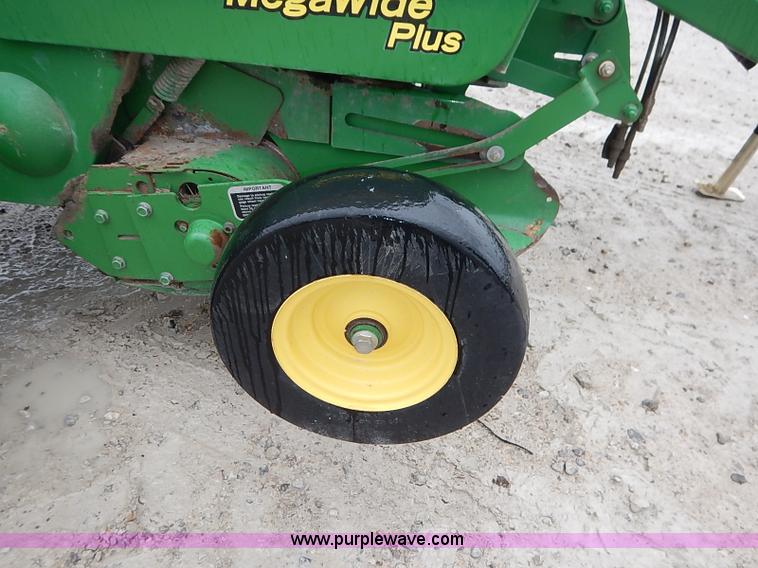 image for item I5390 2007 John Deere 568 round baler