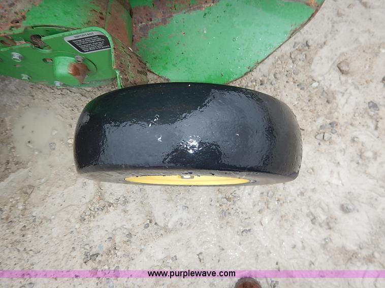 image for item I5390 2007 John Deere 568 round baler