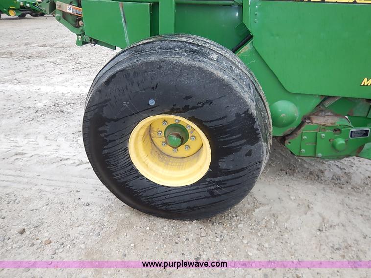 image for item I5390 2007 John Deere 568 round baler