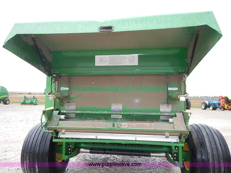 image for item I5390 2007 John Deere 568 round baler