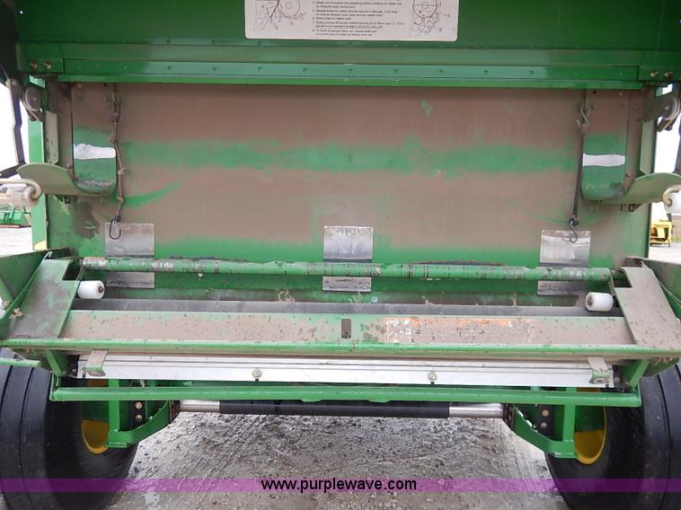 image for item I5390 2007 John Deere 568 round baler