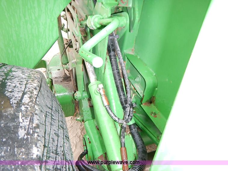 image for item I5390 2007 John Deere 568 round baler