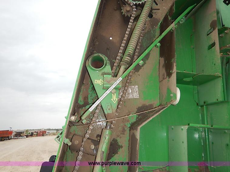 image for item I5390 2007 John Deere 568 round baler