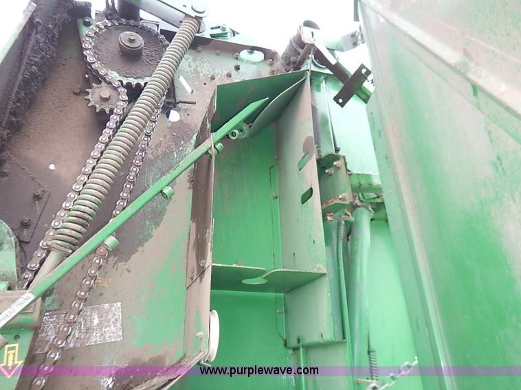 image for item I5390 2007 John Deere 568 round baler