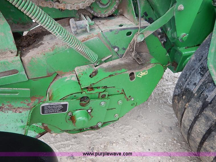 image for item I5390 2007 John Deere 568 round baler
