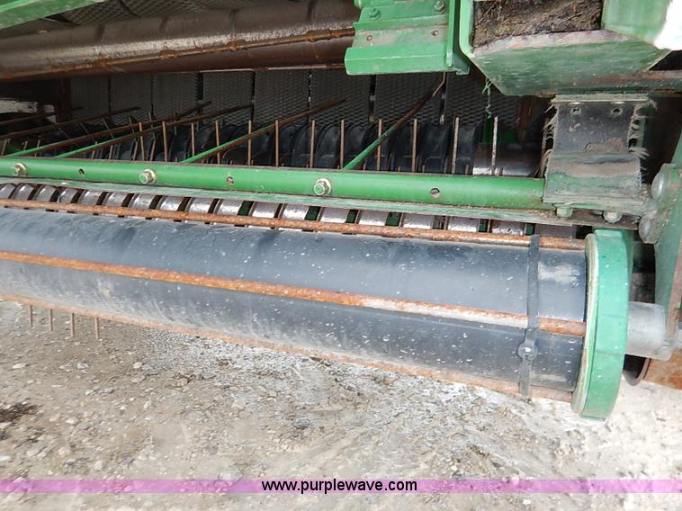 image for item I5390 2007 John Deere 568 round baler