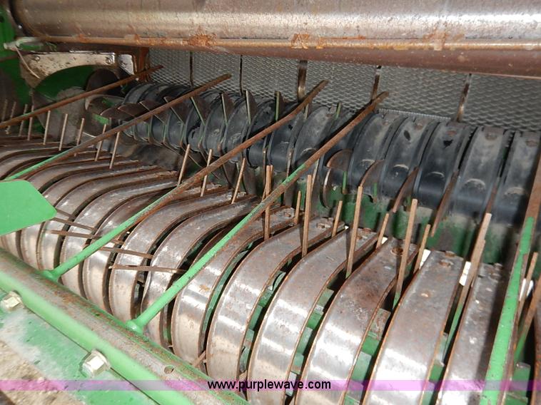 image for item I5390 2007 John Deere 568 round baler