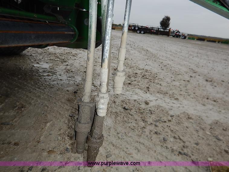 image for item I5390 2007 John Deere 568 round baler