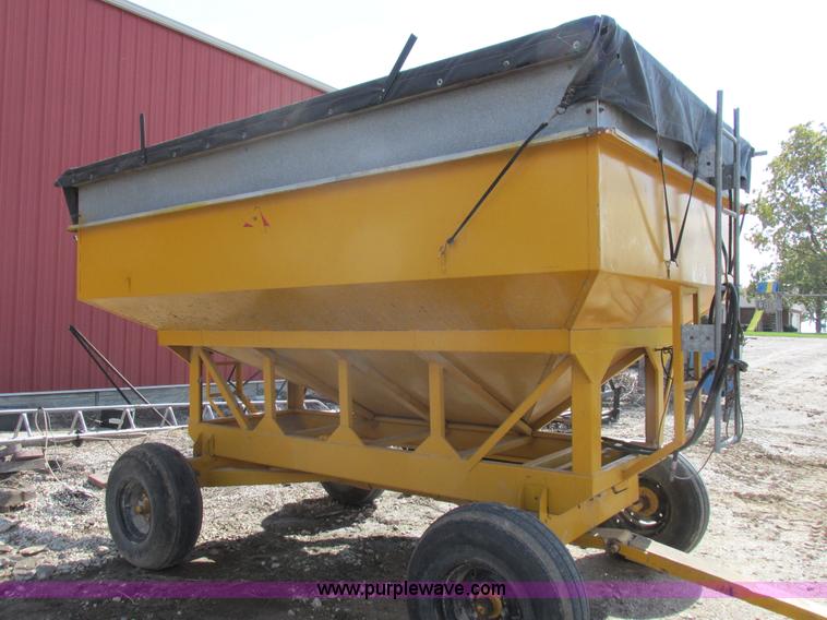 image for item I8907 Gravity flow wagon