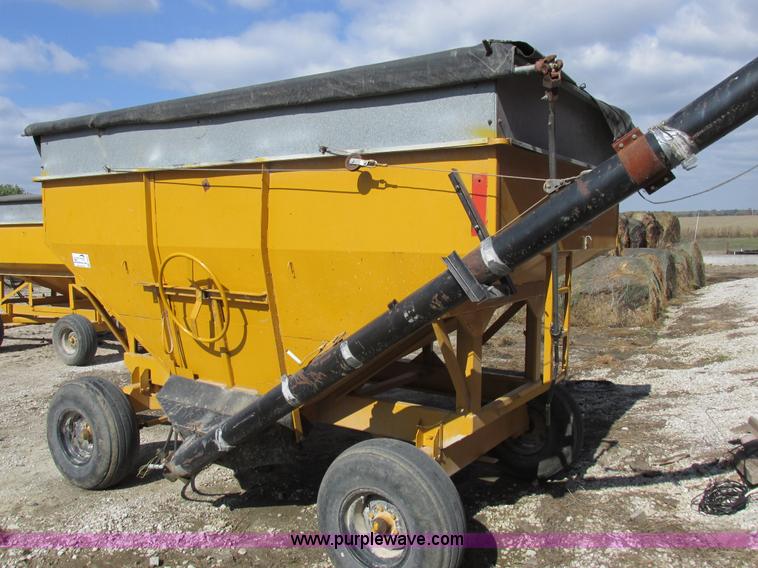 image for item I8907 Gravity flow wagon