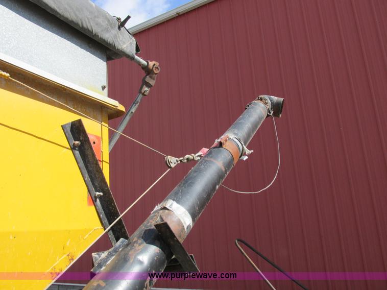 image for item I8907 Gravity flow wagon