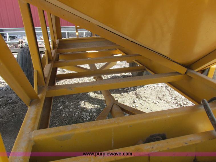 image for item I8907 Gravity flow wagon