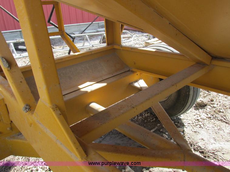 image for item I8907 Gravity flow wagon