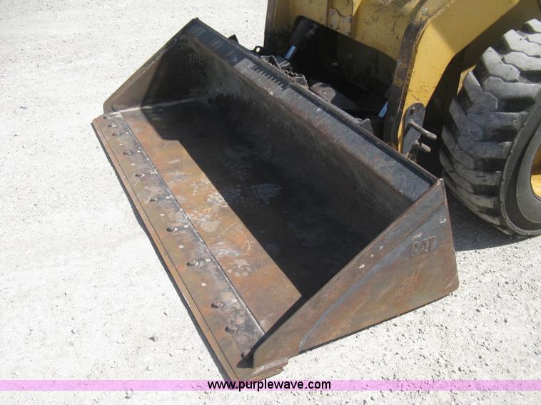 image for item E7871 2003 Caterpillar 262 skid steer