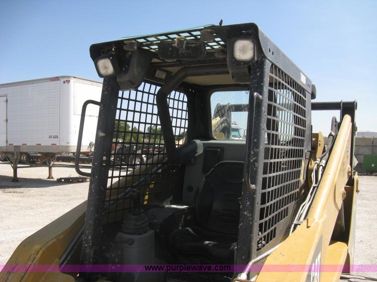 image for item E7871 2003 Caterpillar 262 skid steer