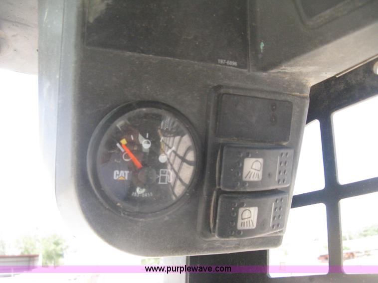 image for item E7871 2003 Caterpillar 262 skid steer