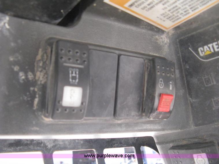 image for item E7871 2003 Caterpillar 262 skid steer