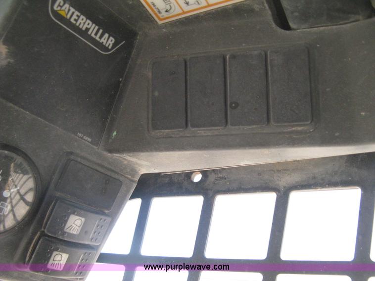 image for item E7871 2003 Caterpillar 262 skid steer