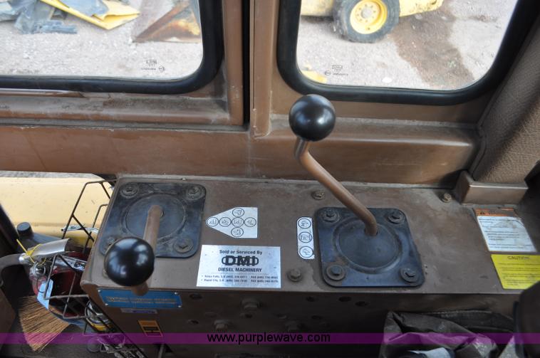 image for item F2068 2002 Dressta TD12C dozer