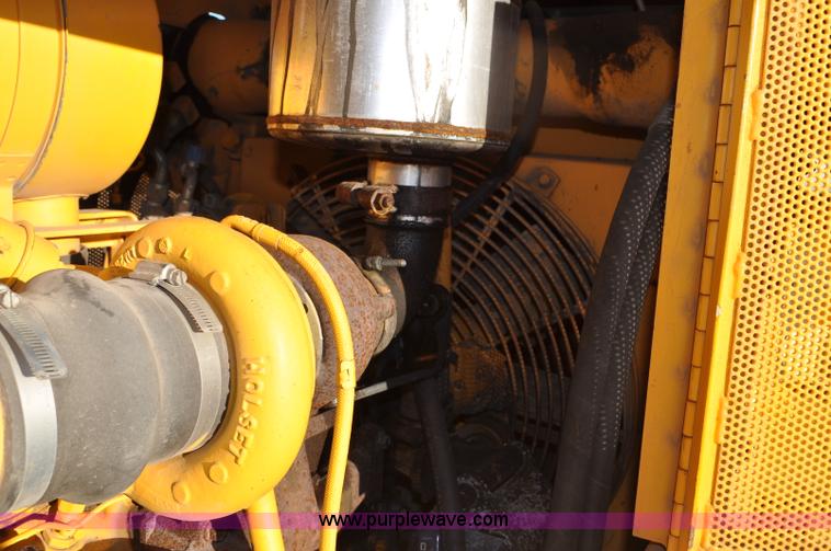 image for item F2068 2002 Dressta TD12C dozer